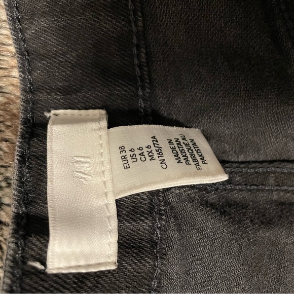 Black H&M High Wasted Mom Jeans - Picture 5 of 5